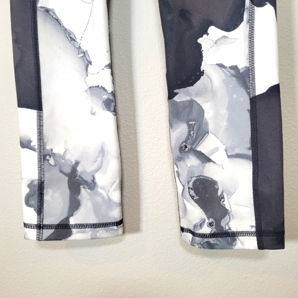 Under Armour Heat Gear Marble Print Leggings XS - Picture 3 of 7